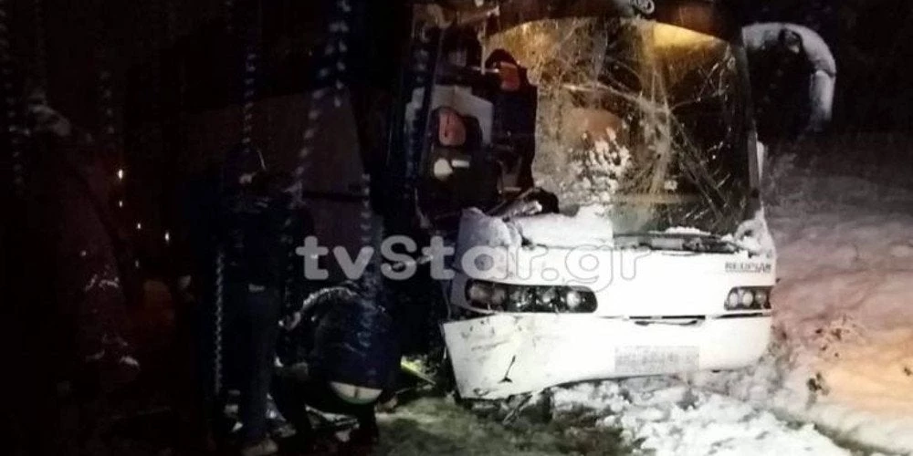 Σύγκρουση ανάμεσα σε εκχιονιστικό και λεωφορείο του ΚΤΕΛ – Δείτε τις εικόνες